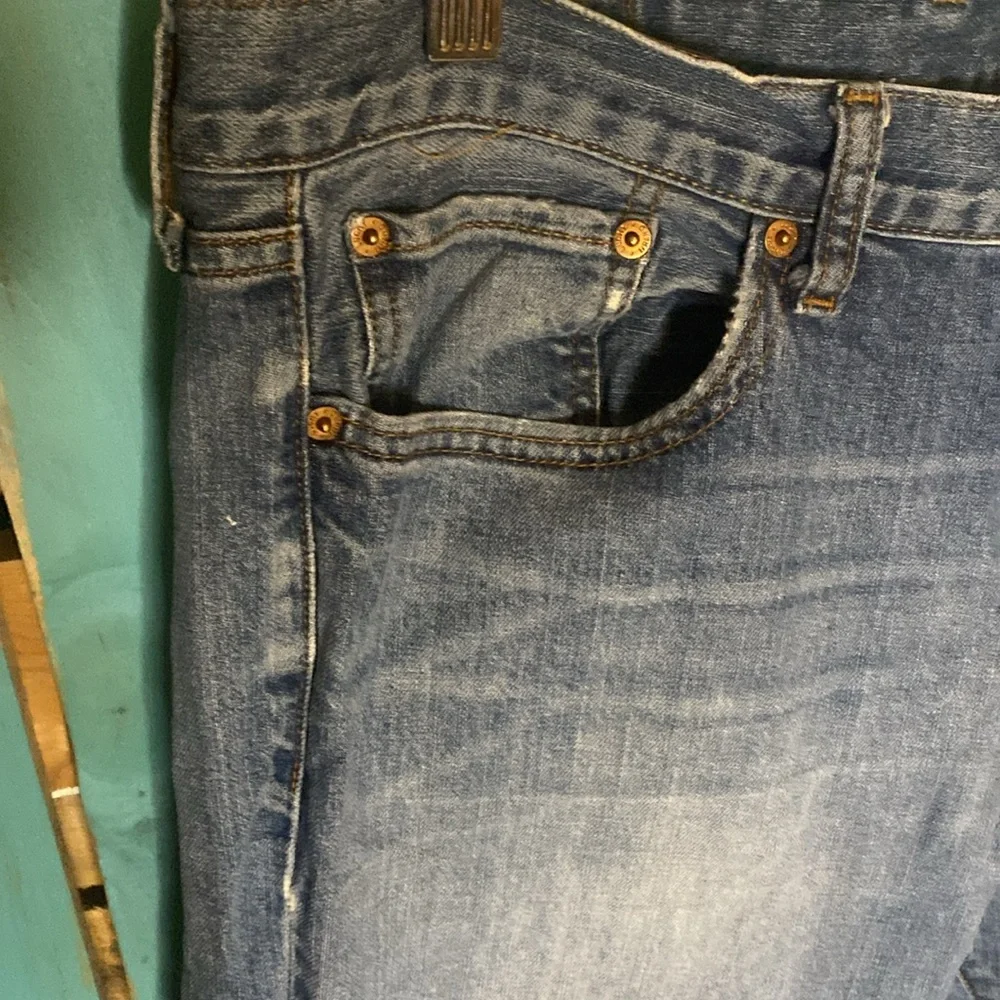 Lucky Brand Y2K straight leg jeans size 34x33 lightly distressed cotton denim